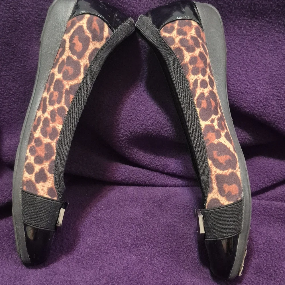 16-KK Anne Klein 7.5 Leopard Print & Black Flats women's slip-ons comfort shoes - Picture 6 of 10